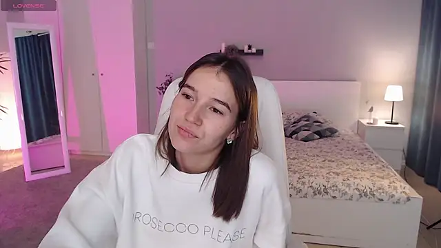 Snapshot of Bellla_Haddid chatting on 09.27.25 Bellla Haddid online show from 09.27.25