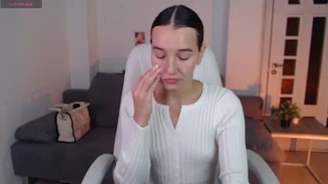 Snapshot of Bellla_Haddid chatting on 10.15.25 Bellla Haddid online show from 10.15.25