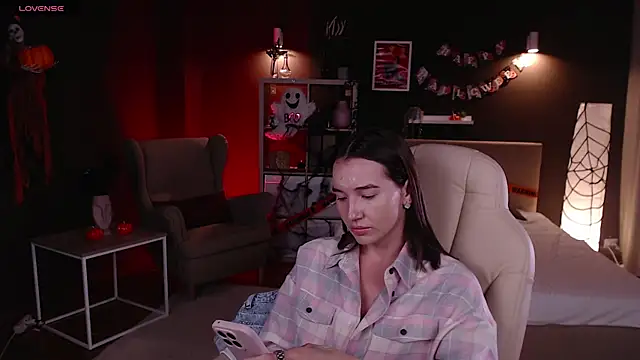 Snapshot of Bellla_Haddid chatting on 10.23.25 Bellla Haddid online show from 10.23.25