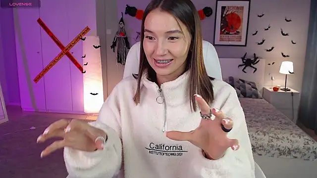 Snapshot of Bellla_Haddid chatting on 10.24.25 Bellla Haddid online show from 10.24.25