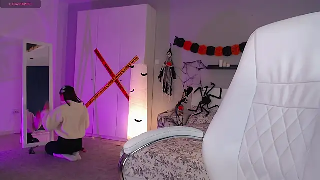 Snapshot of Bellla_Haddid chatting on 10.29.25 Bellla Haddid online show from 10.29.25