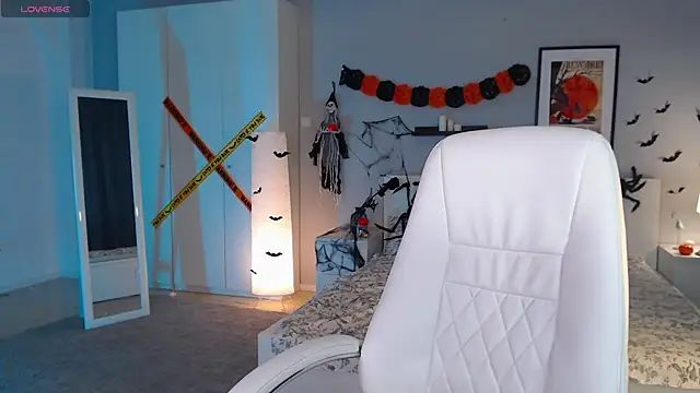 Snapshot of Bellla_Haddid chatting on 10.30.25 Bellla Haddid online show from 10.30.25