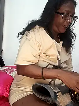 Snapshot of mamakarma1403 chatting on 09.09.25 mamakarma1403 online show from 09.09.25