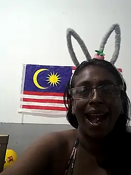 Snapshot of mamakarma1403 chatting on 09.19.25 mamakarma1403 online show from 09.19.25