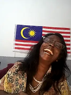 Snapshot of mamakarma1403 chatting on 10.11.25 mamakarma1403 online show from 10.11.25