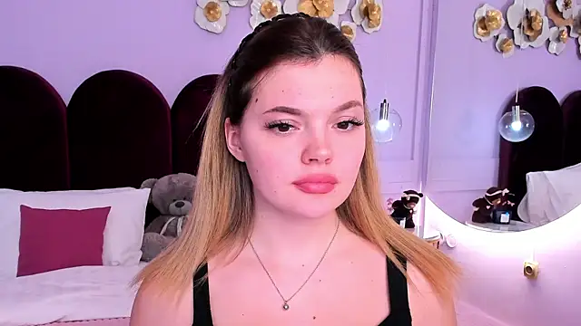 Snapshot of ZaraBloom chatting on 01.28.25 ZaraBloom online show from 01.28.25