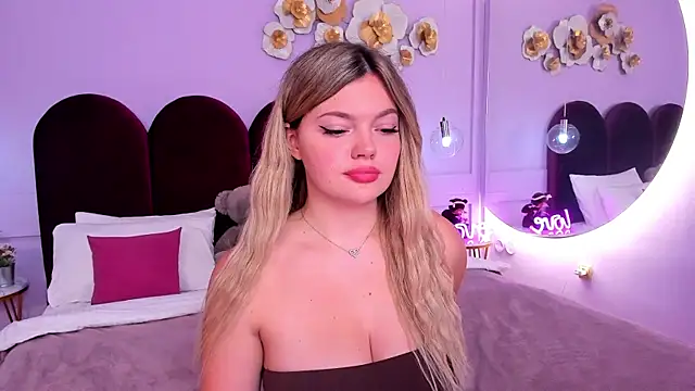 Snapshot of ZaraBloom chatting on 10.15.25 ZaraBloom online show from 10.15.25