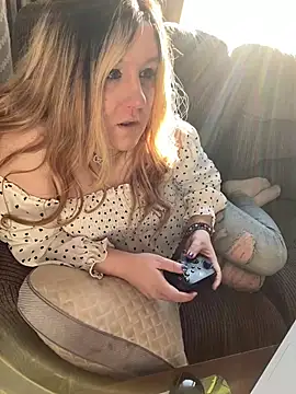 Snapshot of PuckBunny17 chatting on 12.13.24 PuckBunny17 online show from 12.13.24