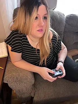 Snapshot of PuckBunny17 chatting on 12.26.24 PuckBunny17 online show from 12.26.24