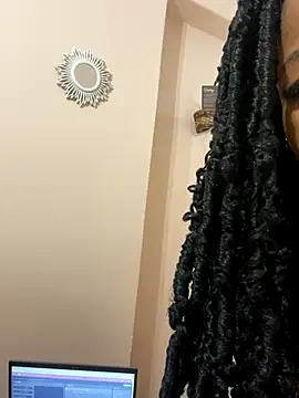 ItsLeyaa online show from 12.08.24