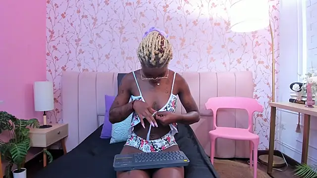 Snapshot of amber-hill chatting on 10.11.25 amber-hill online show from 10.11.25