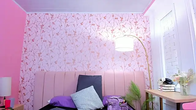 Snapshot of amber-hill chatting on 10.28.25 amber-hill online show from 10.28.25