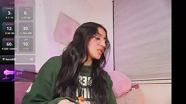 Snapshot of leila_petitee_ chatting on 10.12.25 leila petitee  online show from 10.12.25