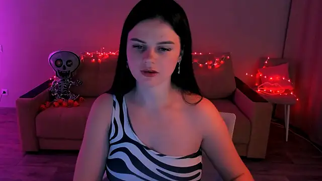 Snapshot of Lora_Cain chatting on 11.05.25 Lora Cain online show from 11.05.25