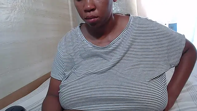 Snapshot of FlavoredNia chatting on 02.04.25 FlavoredNia online show from 02.04.25