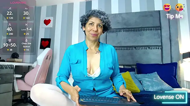Snapshot of Julianewell chatting on 02.03.25 Julianewell online show from 02.03.25
