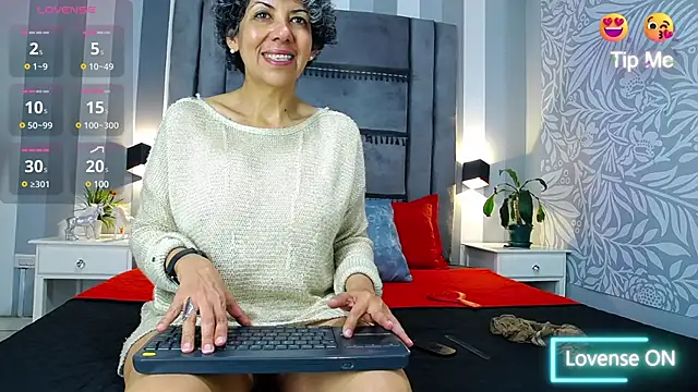 Snapshot of Julianewell chatting on 02.19.25 Julianewell online show from 02.19.25