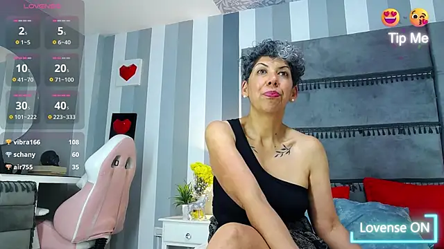 Snapshot of Julianewell chatting on 03.12.25 Julianewell online show from 03.12.25