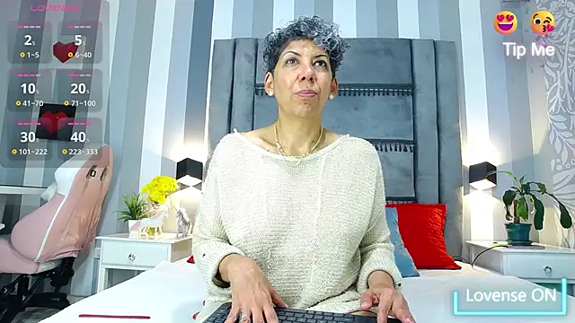 Snapshot of Julianewell chatting on 03.13.25 Julianewell online show from 03.13.25
