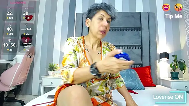 Snapshot of Julianewell chatting on 03.19.25 Julianewell online show from 03.19.25