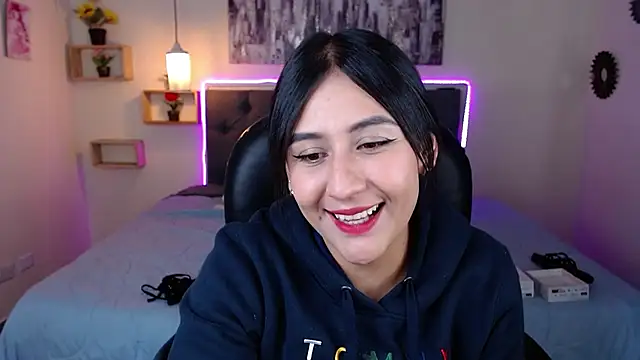 Snapshot of mia_aira chatting on 02.18.25 mia aira online show from 02.18.25