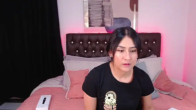Snapshot of mia_aira chatting on 03.18.25 mia aira online show from 03.18.25