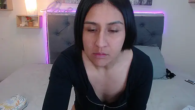 mia aira online show from 10.14.25