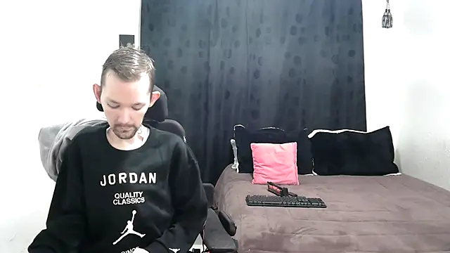 Snapshot of Sophia_and_Thomas chatting on 02.21.25 Sophia and Thomas online show from 02.21.25