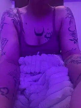 Snapshot of queenlo_xxx chatting on 12.25.24 queenlo xxx online show from 12.25.24