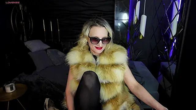 Queen Anna  online show from 12.14.24