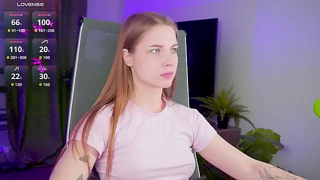 Snapshot of CuteMousee chatting on 09.20.25 CuteMousee online show from 09.20.25