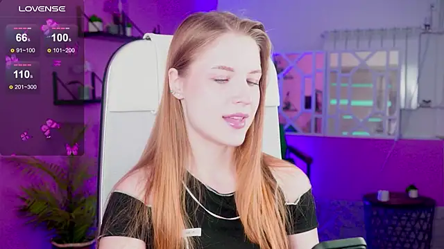 Snapshot of CuteMousee chatting on 09.27.25 CuteMousee online show from 09.27.25