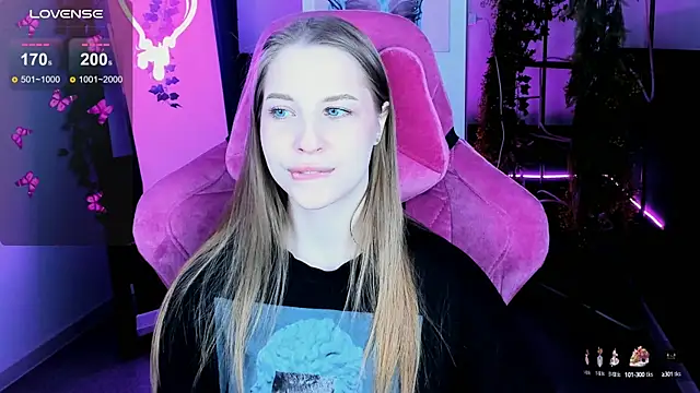 Snapshot of CuteMousee chatting on 10.08.25 CuteMousee online show from 10.08.25