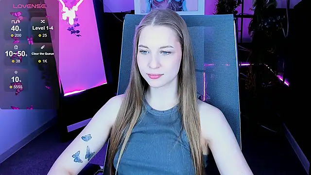 Snapshot of CuteMousee chatting on 10.21.25 CuteMousee online show from 10.21.25