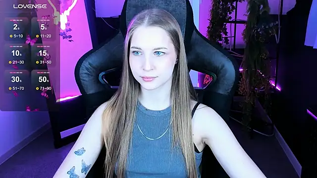 Snapshot of CuteMousee chatting on 10.24.25 CuteMousee online show from 10.24.25