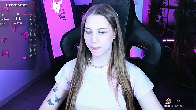 Snapshot of CuteMousee chatting on 10.25.25 CuteMousee online show from 10.25.25