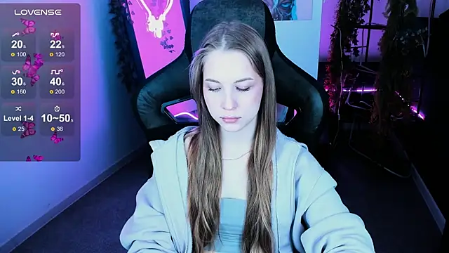 Snapshot of CuteMousee chatting on 10.27.25 CuteMousee online show from 10.27.25