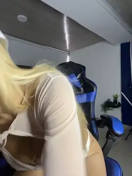 Snapshot of alicev_kitty chatting on 04.06.26 alicev kitty online show from 04.06.26