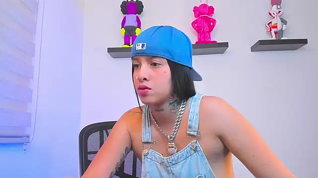 Gangster Girl online show from 12.17.24