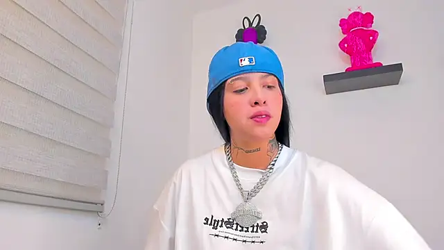 Gangster Girl online show from 01.02.25