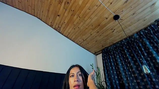 Snapshot of EmiGomez_ chatting on 12.19.24 EmiGomez online show from 12.19.24