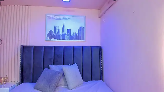 Snapshot of viiolett_lee chatting on 12.23.24 viiolett lee online show from 12.23.24