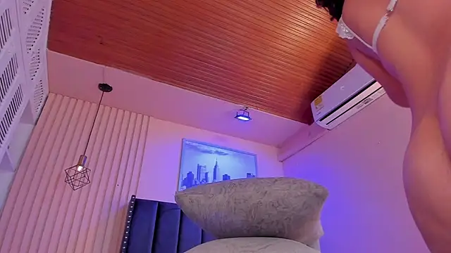 Snapshot of viiolett_lee chatting on 01.18.25 viiolett lee online show from 01.18.25