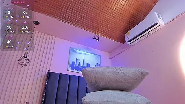 Snapshot of viiolett_lee chatting on 02.13.25 viiolett lee online show from 02.13.25