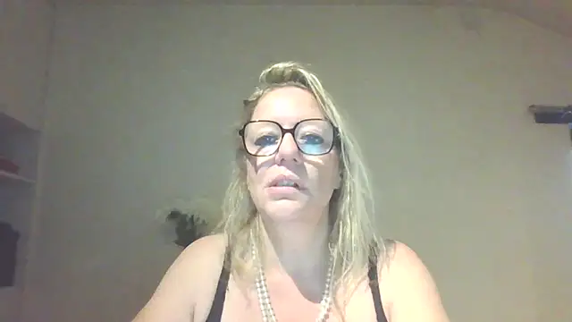 Snapshot of Silkesquirt chatting on 09.17.25 Silkesquirt online show from 09.17.25