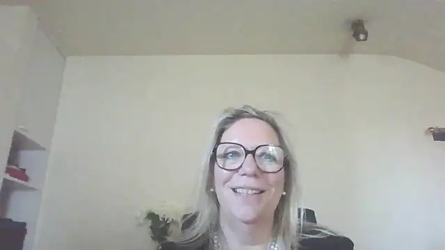 Snapshot of Silkesquirt chatting on 09.19.25 Silkesquirt online show from 09.19.25