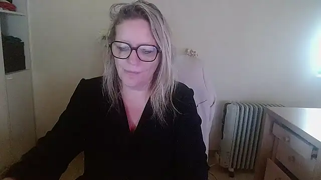 Snapshot of Silkesquirt chatting on 10.10.25 Silkesquirt online show from 10.10.25