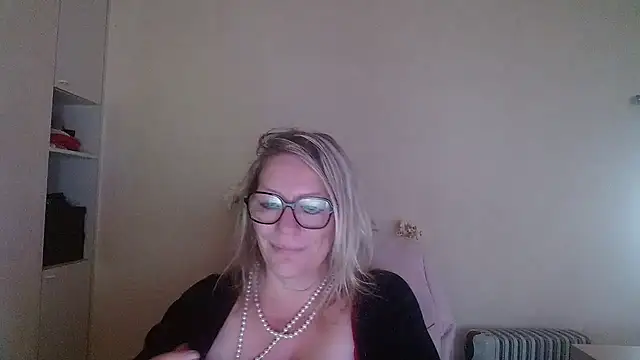 Snapshot of Silkesquirt chatting on 10.13.25 Silkesquirt online show from 10.13.25