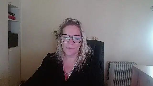 Snapshot of Silkesquirt chatting on 10.15.25 Silkesquirt online show from 10.15.25