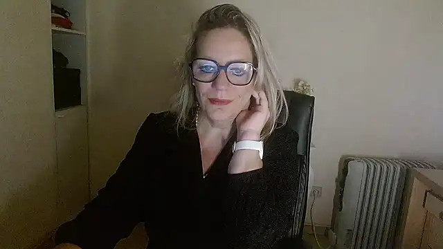 Snapshot of Silkesquirt chatting on 10.23.25 Silkesquirt online show from 10.23.25